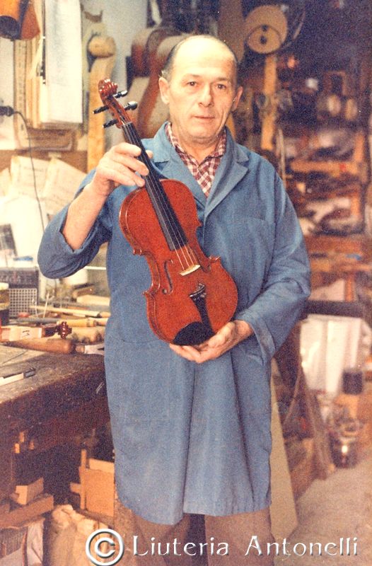 il liutaio Mario Daoglio con un suo violino